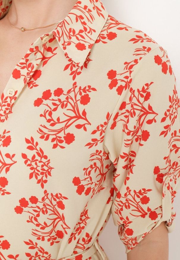 Born2be - Jasnobeżowa Koszulowa Sukienka z Podwijanymi Rękawami Zapinana na Guziki z Paskiem w Pasie Illnara. Okazja: na co dzień. Kolor: beżowy. Długość rękawa: długi rękaw. Typ sukienki: koszulowe. Styl: casual, elegancki, klasyczny