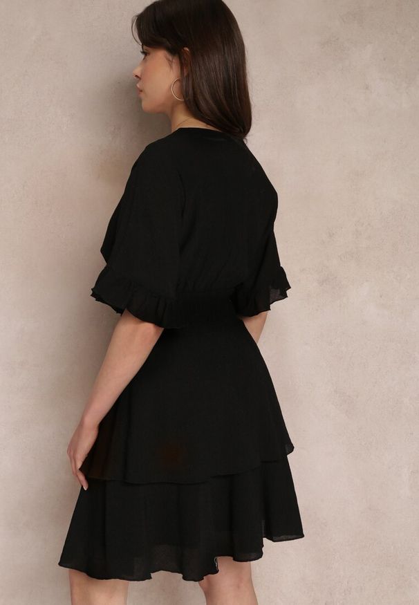 Renee - Czarna Zwiewna Sukienka Mini z Falbankami i Szeroką Gumką w Talii Olleanne. Typ kołnierza: kołnierz z falbankami. Kolor: czarny. Długość: mini