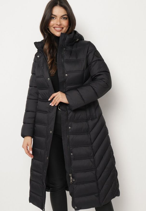 Born2be - Czarna Kurtka Pikowana o Długim Fasonie z Odpinanym Kapturem Reanora. Okazja: na co dzień, do pracy, na spacer. Kolor: czarny. Materiał: dzianina, jeans. Długość rękawa: długi rękaw. Długość: długie. Styl: casual