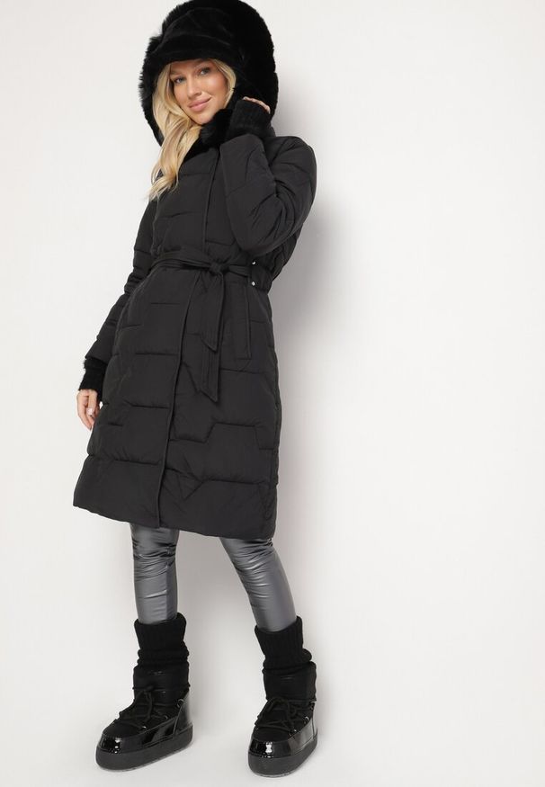Born2be - Czarna Pikowana Kurtka z Wiązanym Paskiem i Kapturem z Futerkiem Veratta. Okazja: na co dzień. Kolor: czarny. Materiał: futro. Styl: casual, elegancki