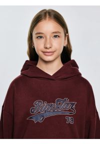 Big-Star - Bluza dziewczęca z kapturem z nadrukiem bordowa Rubilia 604. Typ kołnierza: kaptur. Kolor: czerwony. Materiał: dzianina. Wzór: nadruk. Styl: młodzieżowy, elegancki