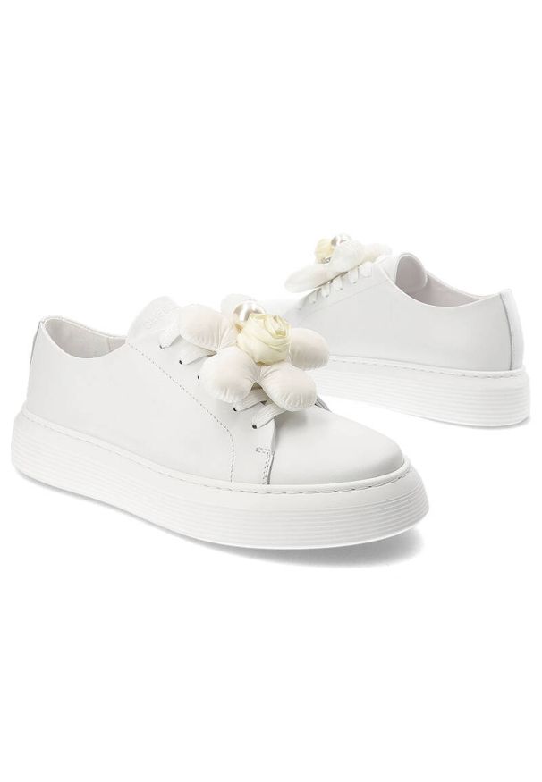 CheBello - Białe Eleganckie Sneakersy Chebello Z Ozdobnym Kwiatem. Zapięcie: bez zapięcia. Kolor: biały. Materiał: skóra. Wzór: kwiaty
