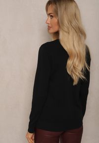 Renee - Czarny Minimalistyczny Sweter z Dekoltem w Kształcie Litery V Sinovae. Okazja: na co dzień. Typ kołnierza: dekolt w kształcie V. Kolor: czarny. Materiał: jeans. Styl: elegancki, casual #3
