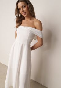 Born2be - Biała Koktajlowa Sukienka VICES Hiszpanka o Rozkloszowanym Kroju Diolora. Typ kołnierza: dekolt hiszpanka. Kolor: biały. Materiał: poliester. Typ sukienki: rozkloszowane. Styl: wizytowy #6