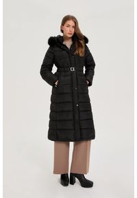 MOODO - Długa kurtka z kapturem czarna. Typ kołnierza: kaptur. Kolor: czarny. Materiał: poliester. Długość: długie #1