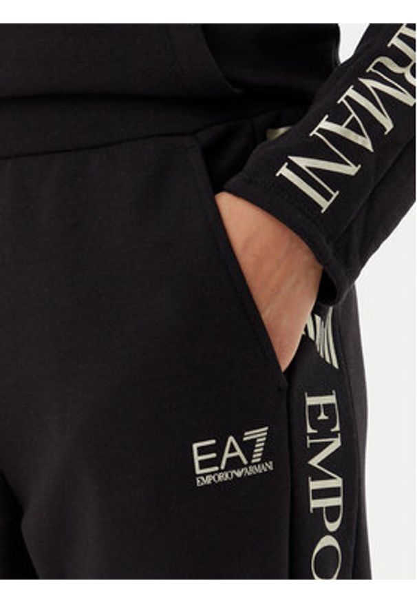EA7 Emporio Armani Dres 7W000116 AF10443 MC004 Czarny Regular Fit. Kolor: czarny. Materiał: syntetyk