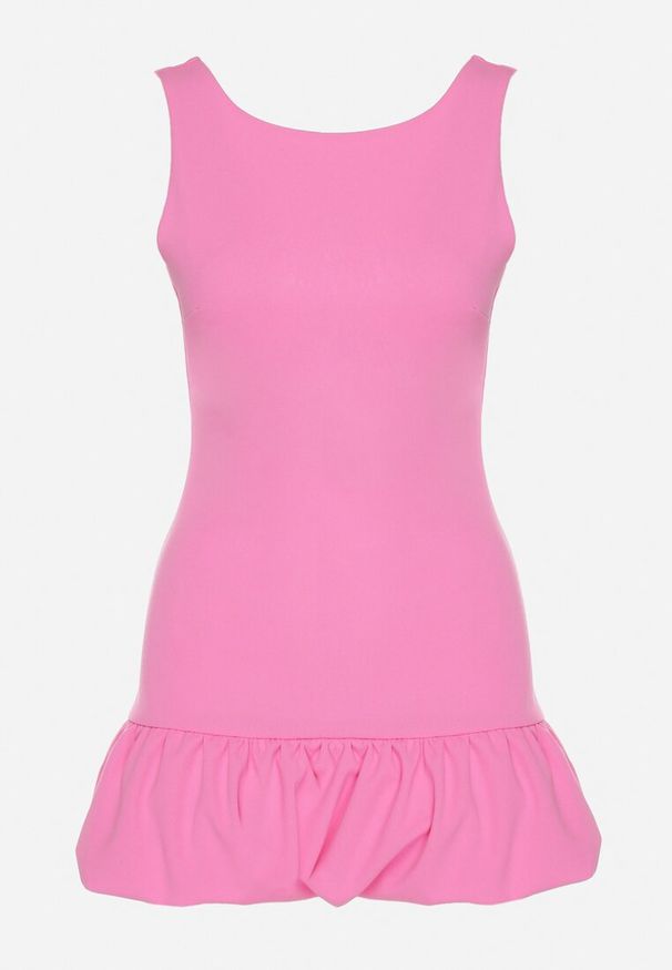 Born2be - Różowy Taliowany Kombinezon Ozdobiony Falbanką Semiriela. Okazja: na co dzień. Kolor: różowy. Wzór: aplikacja. Styl: casual, klasyczny