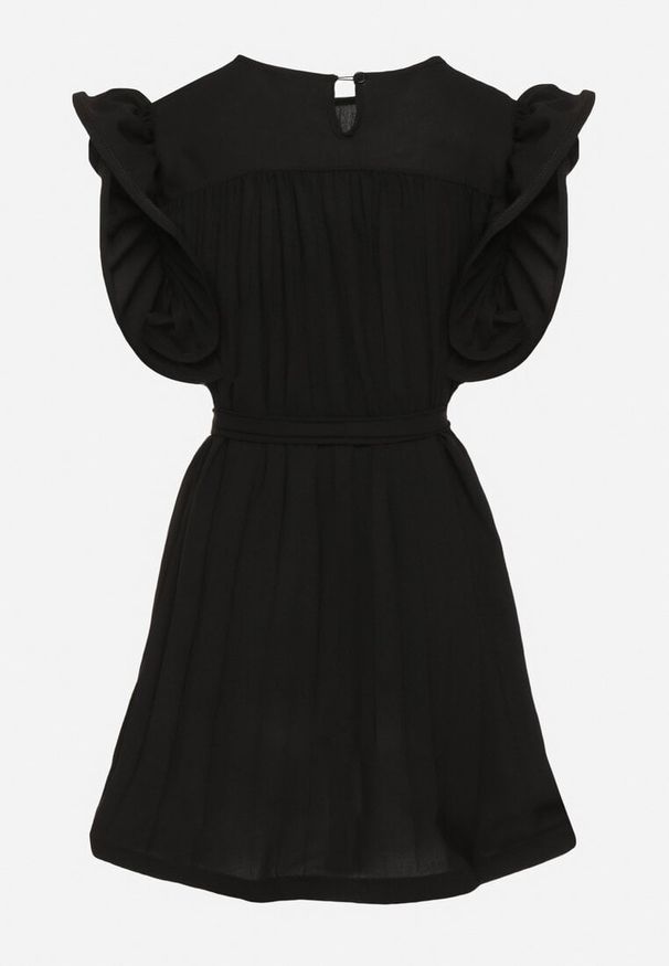 Born2be - Czarna Plisowana Sukienka z Materiałowym Paskiem w Talii i Ozdobnymi Falbankami Christi. Typ kołnierza: kołnierz z falbankami. Kolor: czarny. Materiał: materiał. Typ sukienki: rozkloszowane