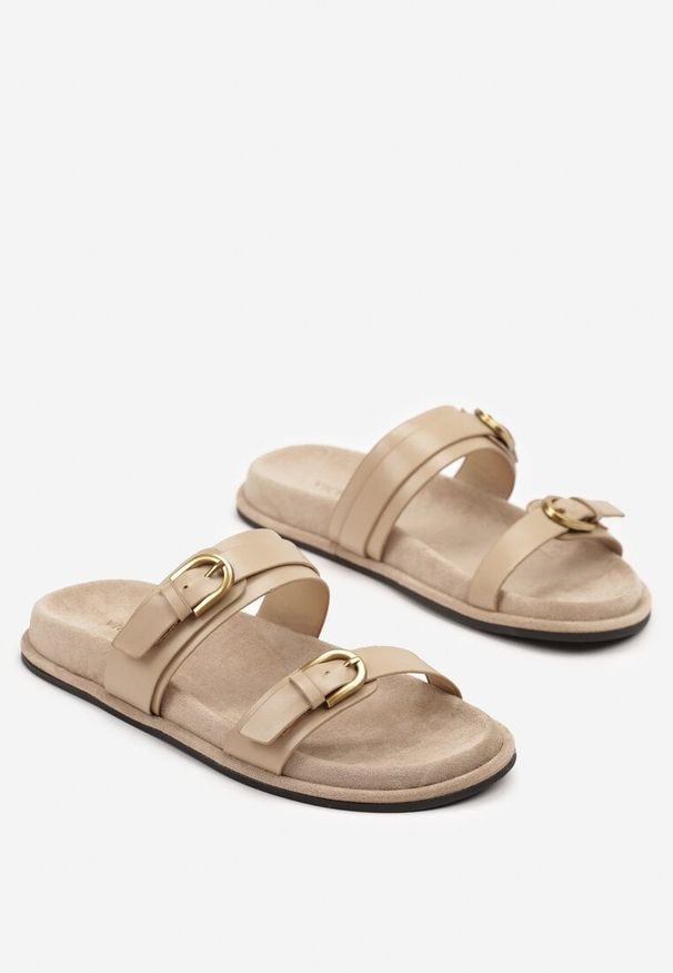 Born2be - Ciemnobeżowe Klapki Vices Ozdobione Klamrami i Dwoma Paskami Nilamora. Okazja: na co dzień. Kolor: beżowy. Materiał: jeans. Wzór: aplikacja. Sezon: lato. Obcas: na obcasie. Styl: elegancki, glamour, casual. Wysokość obcasa: niski