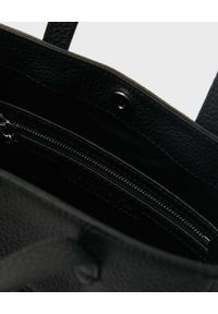Lacoste - LACOSTE - Czarna torebka z wytłoczonym logo. Kolor: czarny. Rodzaj torebki: na ramię #3