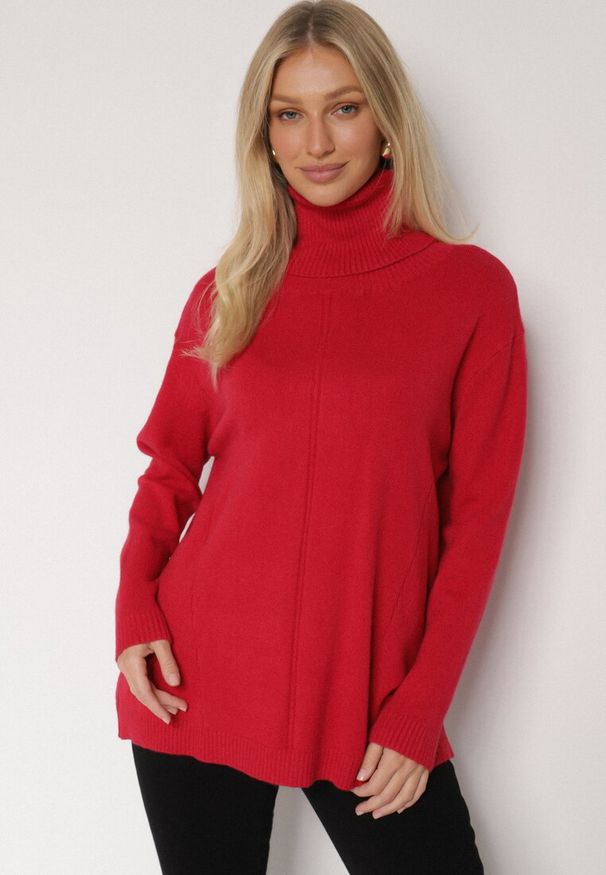 Born2be - Czerwony Sweter z Golfem i Dodatkiem Kaszmiru Rorizia. Okazja: na co dzień, do pracy. Typ kołnierza: golf. Kolor: czerwony. Długość: długie. Wzór: aplikacja. Materiał: kaszmir. Długość rękawa: długi rękaw. Sezon: jesień, zima. Styl: casual, klasyczny