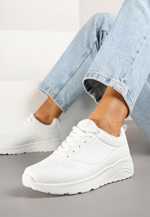 Born2be - Białe Sneakersy Ozdobione Tłoczeniem Ulivianna. Okazja: na co dzień. Kolor: biały. Materiał: jeans. Wzór: aplikacja