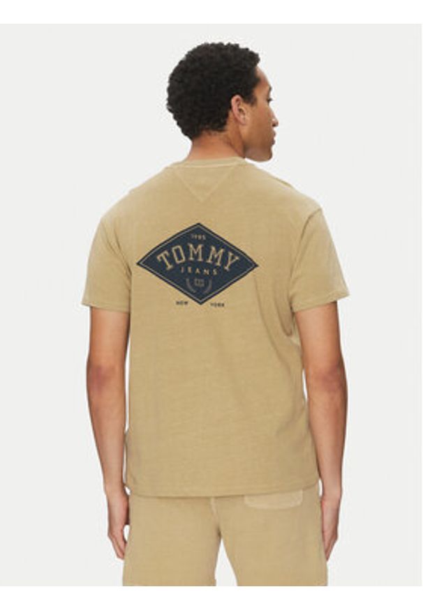 Tommy Jeans T-Shirt Varsity DM0DM20806 Beżowy Relaxed Fit. Kolor: beżowy. Materiał: bawełna