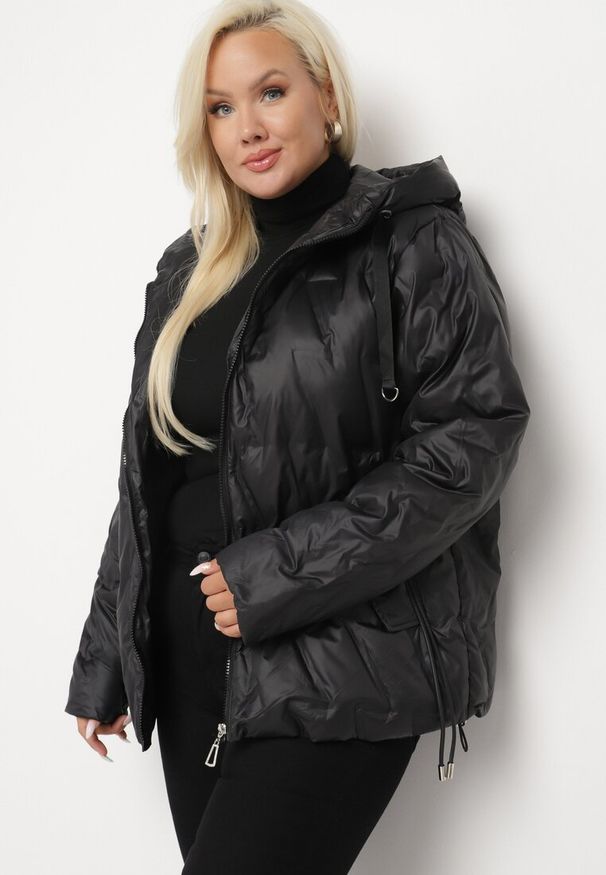 Born2be - Czarna Pikowana Kurtka Wiatrówka z Kapturem i Wsuwanymi Kieszeniami Dairel. Okazja: na co dzień, na spacer. Typ kołnierza: kaptur. Kolekcja: plus size. Kolor: czarny. Materiał: jeans, tkanina. Styl: casual, elegancki