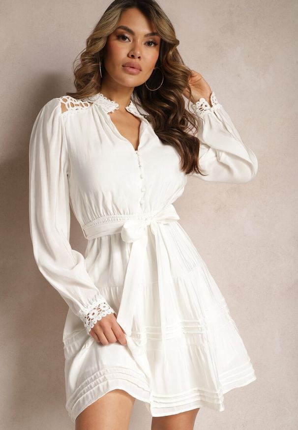 Renee - Biała Rozkloszowana Sukienka z Koronkowymi Wstawkami i Wiązaniem w Talii Padria. Okazja: na co dzień. Kolor: biały. Materiał: koronka. Długość rękawa: długi rękaw. Wzór: koronka. Typ sukienki: rozkloszowane, proste. Styl: wizytowy, casual, klasyczny, elegancki
