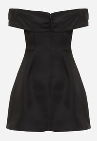 Born2be - Czarna Rozkloszowana Sukienka VICES z Hiszpańskim Dekoltem Dorienora. Okazja: na imprezę. Typ kołnierza: dekolt hiszpanka. Kolor: czarny. Materiał: poliester. Typ sukienki: rozkloszowane #4