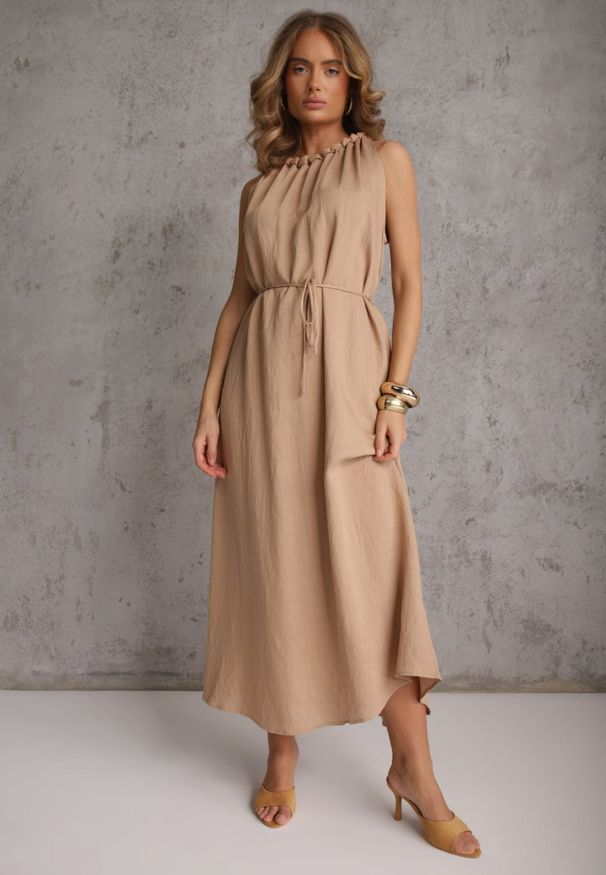 Renee - Beżowa Sukienka Bez Rękawów z Wiskozy z Ozdobnym Dekoltem i Wiązaniem w Talii Azeira. Okazja: na co dzień. Kolekcja: plus size. Kolor: beżowy. Materiał: wiskoza. Długość rękawa: bez rękawów. Typ sukienki: dla puszystych. Styl: casual