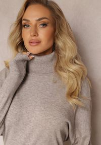 Renee - Jasnoszaro-Beżowa Sukienka Sweterkowa o Pudełkowym Fasonie Horrene. Kolor: szary. Materiał: wiskoza, nylon, dzianina. Długość rękawa: długi rękaw. Wzór: gładki #4