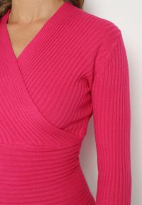 Born2be - Fuksjowy Dopasowany Sweter w Prążki z Kopertowym Dekoltem Masasani. Kolor: różowy. Materiał: bawełna. Wzór: prążki