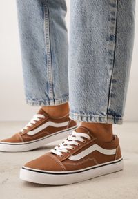 Born2be - Brązowe Tenisówki Trampki pod Kostkę z Ozdobnym Paskiem Wiolana. Okazja: na spacer, na co dzień. Zapięcie: pasek. Kolor: brązowy. Materiał: jeans. Styl: casual, sportowy #1