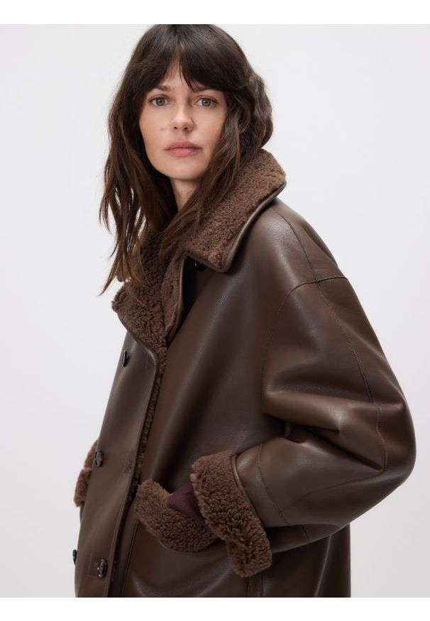 Reserved - Dwustronna kurtka z imitacji skóry - ciemnobrązowy. Kolor: brązowy. Materiał: skóra