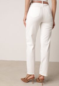 Born2be - Białe Jeansy Mom Fit z Wiskozą Bawełną i Wysokim Stanem z Paskiem z Motylem Nevilias. Okazja: na spotkanie biznesowe, do pracy. Stan: podwyższony. Kolor: biały. Styl: biznesowy #4