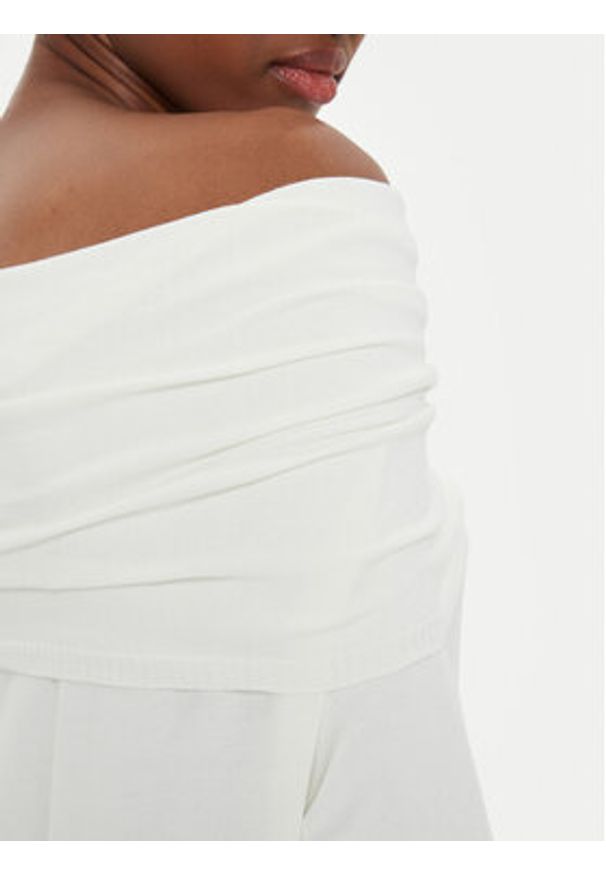 Kontatto Sweter AI2025 3M0113 Écru Regular Fit. Kolor: kremowy. Materiał: syntetyk