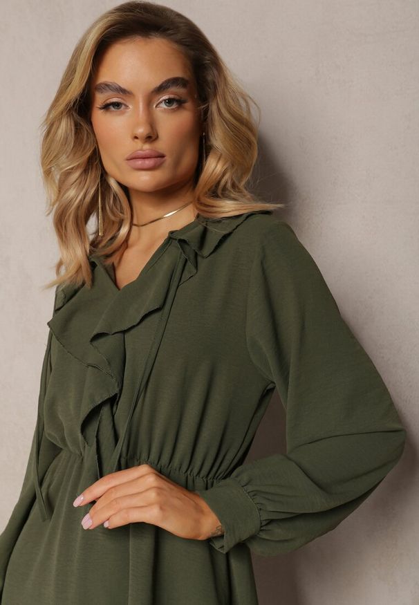 Renee - Zielona Mini Sukienka o Rozkloszowanym Fasonie z Falbankami i Gumką w Talii Beranzze. Typ kołnierza: kołnierz z falbankami. Kolor: zielony. Materiał: skóra. Długość rękawa: długi rękaw. Długość: mini
