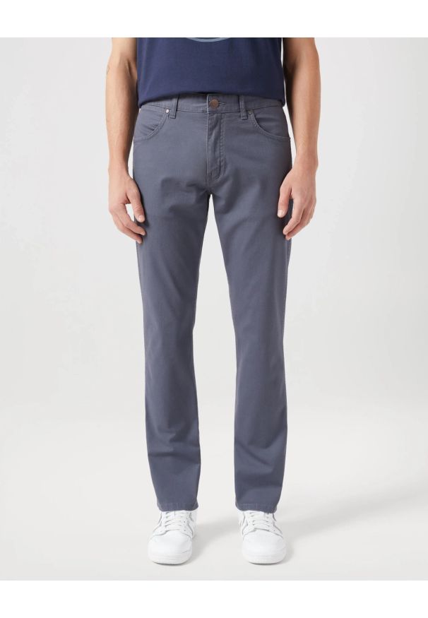 Wrangler - WRANGLER MĘSKIE SPODNIE MATERIAŁOWE GREENSBORO TURBULENCE 112350801. Materiał: materiał