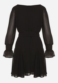 Born2be - Czarna Sukienka Vices z Siateczkowymi Rękawami i Wiązanym Paskiem Resnala. Okazja: na co dzień. Typ kołnierza: dekolt kwadratowy. Kolor: czarny. Materiał: materiał. Typ sukienki: rozkloszowane. Styl: casual, elegancki #7