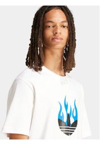 Adidas - adidas T-Shirt Flames Logo IS2944 Biały Loose Fit. Kolor: biały. Materiał: bawełna #2