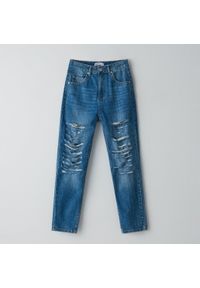 Cropp - Mom jeans z przetarciami - Niebieski. Kolor: niebieski #1