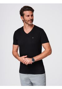 Ombre Clothing - Męski T-shirt V-NECK z elastanem - czarny V3 - Rozmiar: XXL. Typ kołnierza: dekolt w kształcie V. Kolor: czarny. Materiał: elastan. Długość rękawa: krótki rękaw. Długość: krótkie. Wzór: nadruk. Styl: klasyczny