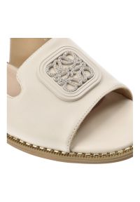 Sandały damskie S.Barski, cholewka ze skóry ekologicznej na płaskiej podeszwie z efektowną broszką, beżowe, KV61-6016. Kolor: beżowy. Materiał: skóra ekologiczna. Obcas: na płaskiej podeszwie #3