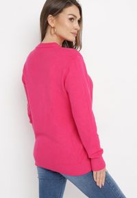 Born2be - Fuksjowy Sweter z Warkoczykowym Splotem Emaera. Kolor: różowy. Wzór: ze splotem. Styl: klasyczny #3