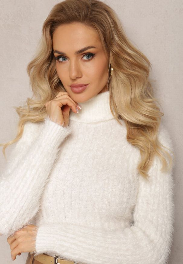 Renee - Biały Golf z Puchatego Materiału z Wełną i Długim Rękawem Geolla. Typ kołnierza: golf. Kolor: biały. Materiał: wełna, materiał. Długość rękawa: długi rękaw. Długość: długie. Wzór: jednolity. Sezon: zima, jesień