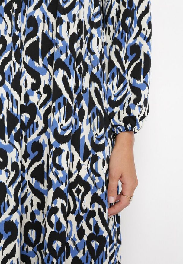 Born2be - Granatowo-Niebieska Rozkloszowana Sukienka Maxi z Falbanką Tinamessa. Okazja: na co dzień, na randkę. Typ kołnierza: dekolt w serek. Kolor: niebieski. Materiał: jeans. Długość rękawa: długi rękaw. Typ sukienki: rozkloszowane. Styl: casual, elegancki. Długość: maxi