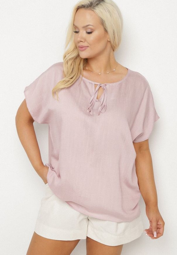 Born2be - Ciemnoróżowa Bluzka z Wiskozą Wiązana przy Dekolcie Dovarelle. Okazja: na co dzień. Kolekcja: plus size. Kolor: różowy. Materiał: wiskoza. Długość rękawa: krótki rękaw. Długość: krótkie. Styl: casual, elegancki