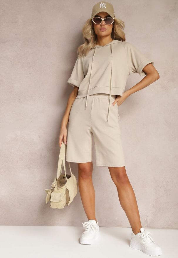 Renee - Beżowy Komplet Dresowy Bluza z Kapturem i Krótkimi Rękawami oraz Szorty Choana. Kolor: beżowy. Materiał: dresówka