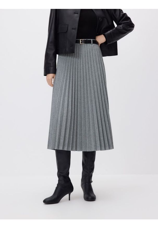 Reserved - Plisowana spódnica midi z paskiem - jasnoszary. Kolor: szary. Materiał: dzianina