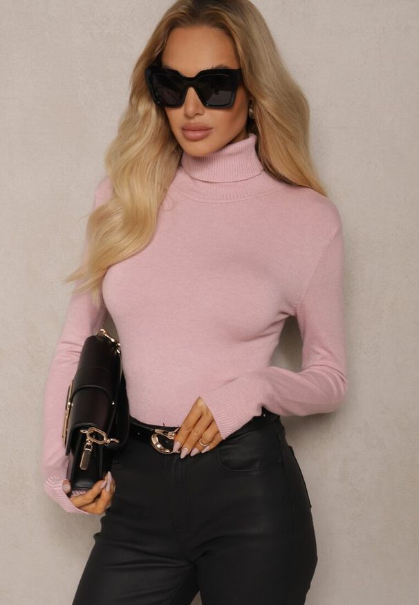 Renee - Różowy Golf Dopasowany Ungase. Typ kołnierza: golf. Kolor: różowy. Materiał: jeans, tkanina. Długość rękawa: długi rękaw. Długość: długie. Sezon: zima, jesień