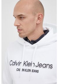 Calvin Klein Jeans Bluza męska kolor biały z kapturem z nadrukiem. Okazja: na co dzień. Typ kołnierza: kaptur. Kolor: biały. Materiał: dzianina. Wzór: nadruk. Styl: casual