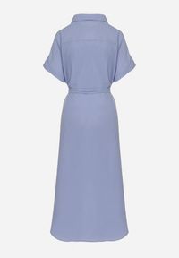 Born2be - Granatowa Sukienka z Wiskozy o Koszulowym Kroju z Wiązanym Paskiem Danisna. Okazja: na co dzień. Kolor: niebieski. Materiał: wiskoza. Długość rękawa: krótki rękaw. Wzór: aplikacja. Typ sukienki: koszulowe. Styl: elegancki, casual, klasyczny. Długość: midi #7