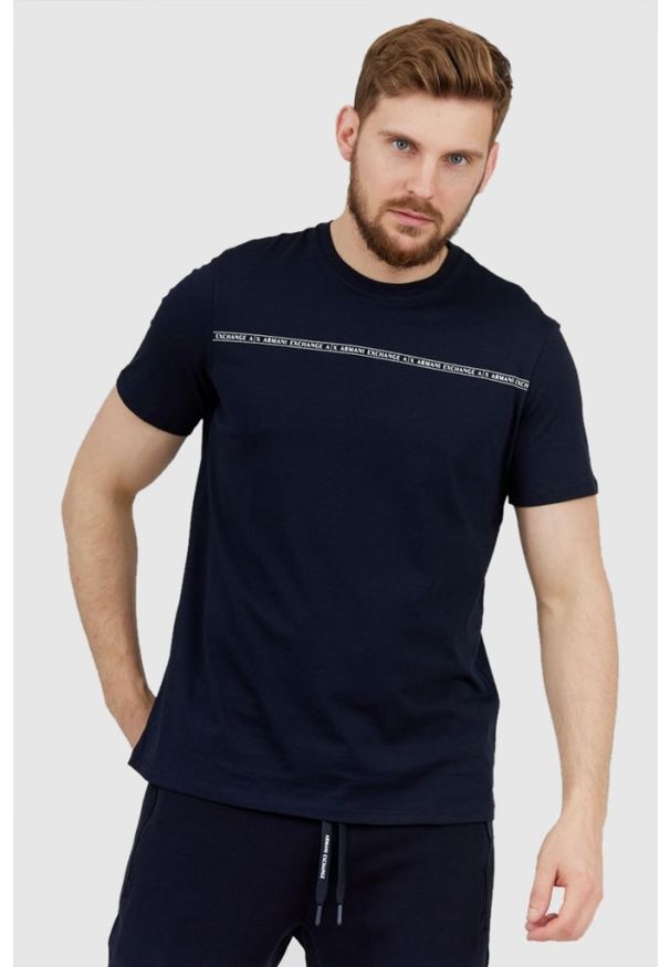 Armani Exchange - ARMANI EXCHANGE Granatowy t-shirt męski z paskiem z logo, Rozmiar S. Kolor: niebieski. Materiał: prążkowany