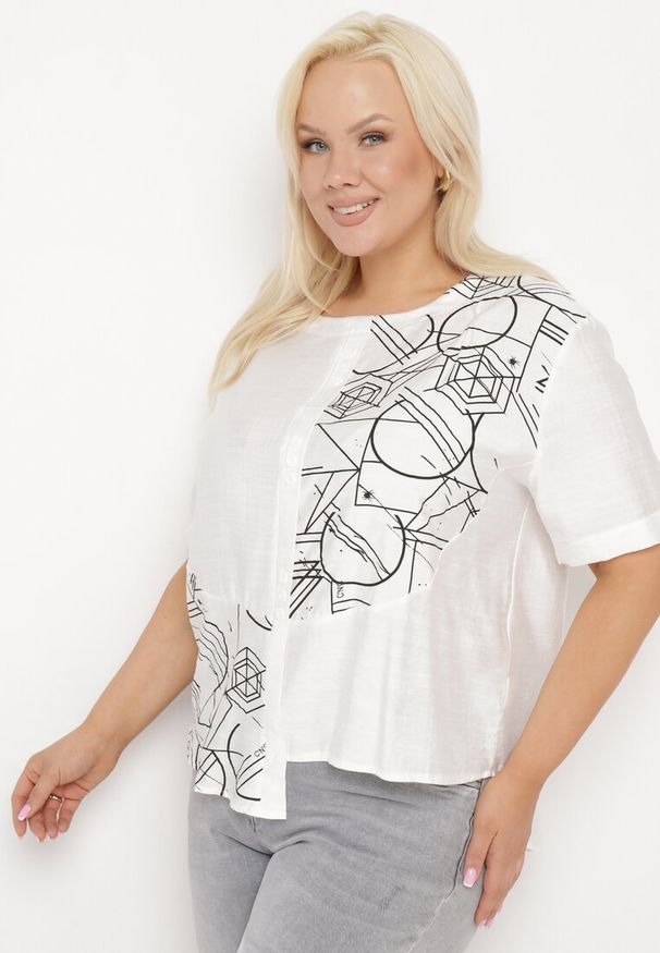 Born2be - Biała Bawełniana Bluzka T-shirt z Krótkim Rękawem z Nadrukiem i Guzikami Fiomara. Okazja: do pracy. Kolor: biały. Materiał: bawełna. Długość rękawa: krótki rękaw. Długość: krótkie. Wzór: nadruk