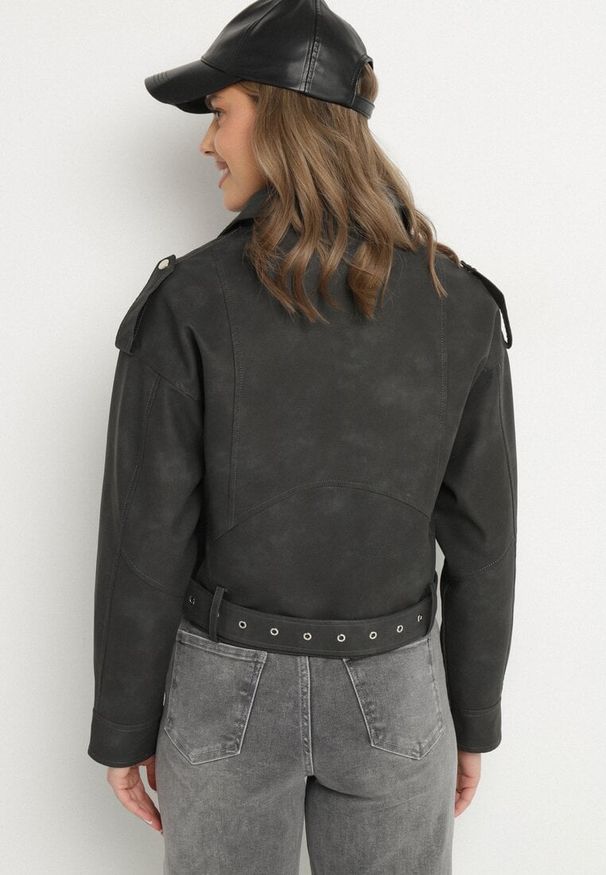 Born2be - Czarna Kurtka Ramoneska z Ozdobnym Paskiem Sesanoria. Okazja: na co dzień. Kolor: czarny. Materiał: jeans. Długość rękawa: długi rękaw. Długość: krótkie. Styl: casual, elegancki, rockowy