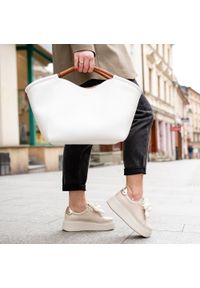 CheBello - Beżowe Sneakersy Chebello Modne Obuwie Z Ozdobnym Kwiatem. Okazja: na co dzień. Kolor: beżowy. Materiał: jeans, skóra. Wzór: kwiaty