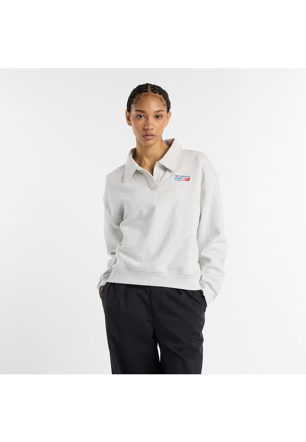 Bluza damska New Balance WT51513AHH – szara. Okazja: na co dzień. Kolor: szary. Materiał: dresówka, prążkowany, bawełna. Wzór: napisy. Styl: klasyczny, casual