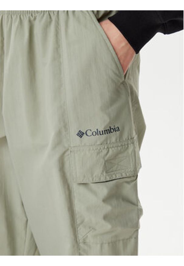 columbia - Columbia Spodnie outdoor Sandier™ Parachute 2119061 Zielony Relaxed Fit. Kolor: zielony. Materiał: syntetyk. Sport: outdoor