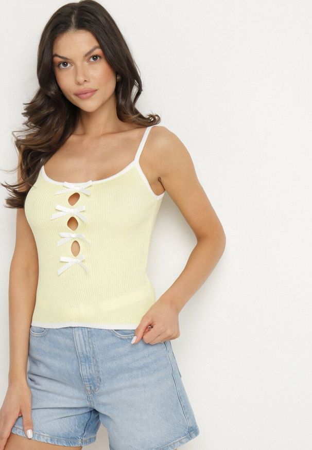 Born2be - Żółty Prążkowany Top z Ozdobnymi Kokardami Evilellis. Okazja: na co dzień. Typ kołnierza: kokarda. Kolor: żółty. Materiał: prążkowany. Styl: casual, elegancki